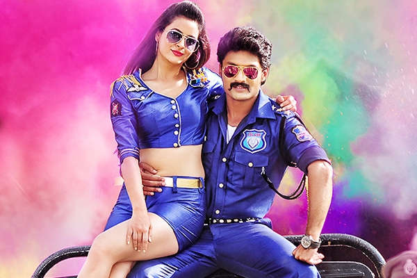 Pataas Movie Review